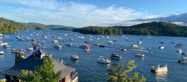 Lake Burton with boats enjoying the concert series